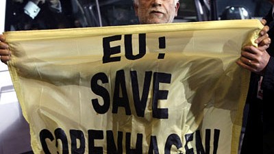 Klimagipfel Kopenhagen: Ein Greenpeace Aktivist fordert die EU zum Handeln auf. Einige Demonstranten konnten sich durch die strengen Sicherheitsschranken mogeln.
