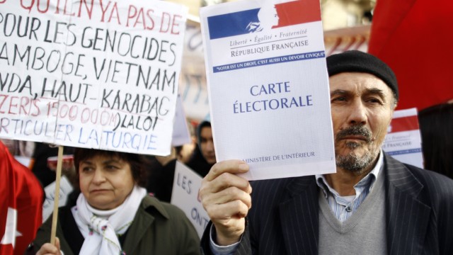 Frankreich: In Frankreich lebende Türken demonstrieren vor dem Senat gegen das Genozid-Gesetz.