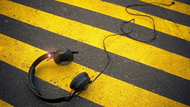 Gefahr durch Kopfhörer im Straßenverkehr: Laute Musik aus dicken Kopfhörern kann nach Einschätzung von Experten im Straßenverkehr sehr gefährlich werden.