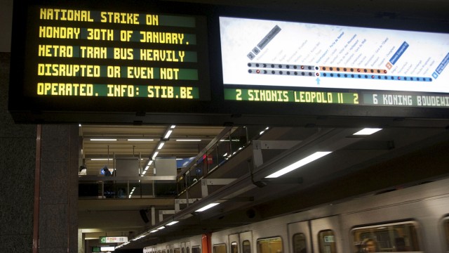 EU-Gipfel: In einer Brüsseler U-Bahn-Station wird der Generalstreik angekündigt.