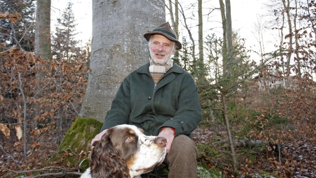 Unterwegs im Wald: 19 Jahre lang leitete der promovierte Klaus Foerst das Forstamt in Wolfratshausen. Und kaum war er in Pension, übernahm er die Aufsicht über die Wälder von Albert Freiherr von Schirnding. Täglich ist er mit Hund Jackel draußen in der Natur.
