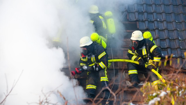 Ebersberg: Die Feuerwehrleute mussten Löcher in das Dach schlagen, um auch von dort den Brand löschen zu können.
