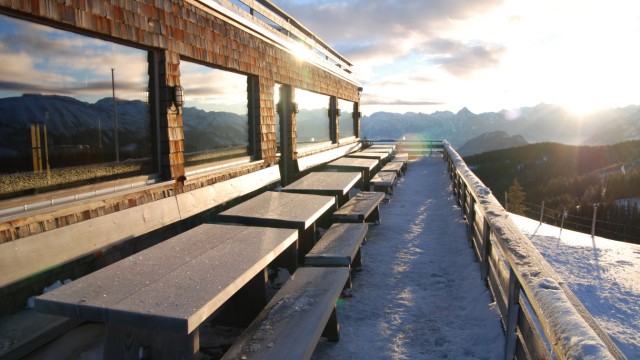 Sportheim Böck im Allgäu: Panoramablick in Cinemascope. Innen herrscht nur tagsüber normaler Skihüttenbetrieb. Am Abend haben es die Gäste still.