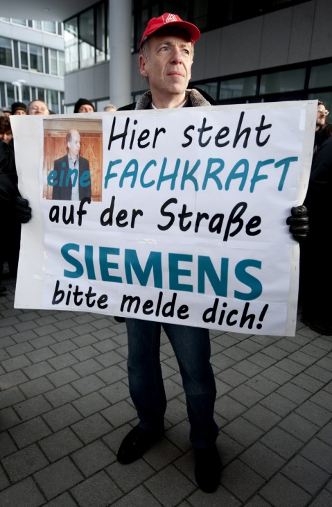 Mitarbeiter von Nokia Siemens Networks demonstrieren gegen Stellenabbau