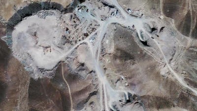 Atomstreit mit Iran: Bombenbau im Berg? Das Satellitenbild zeigt eine neue Anlage zur Urananreicherung, die nahe der Stadt Ghom gebaut wird.
