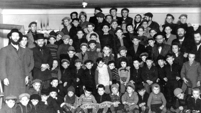 DP-Lager in Nachkriegszeit: Die Bewohner in Föhrenwald pflegten ihren jüdischen Glauben. Die Kinder wurden gemeinsam in der lagereigenen Religionsschule unterrichtet. Undatierte Aufnahme. Reproduktion Manfred Neubauer
