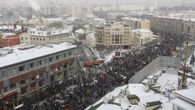Massendemonstration gegen Putin: Zehntausende protestieren in Moskau gegen Ministerpräsident Putin, der im März erneut als Präsident in den Kreml einziehen will.