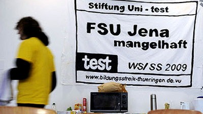 Studentenproteste: Die demonstrierenden Studenten der Friedrich-Schiller-Universität in Jena stellen ihrer Hochschule auf ihren Transparenten ein schlechtes Zeugnis aus. Auch an etlichen anderen Universitäten sind Hörsäle weiter besetzt.