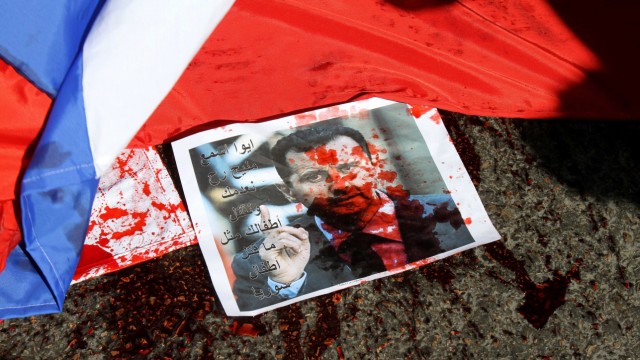 Syrien nach dem Scheitern der UN-Resolution: Ein Bild von Assad, eine russische Fahne - bespritzt mit roter Farbe. Viele Syrer geben Russland die Schuld an dem Blutvergießen in ihrem Land.