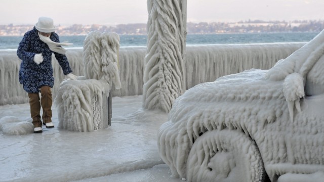Kältewelle in Europa: Am Genfer See in der Schweiz ist der Schnee mittlerweile gefroren - für Autofahrer wie für Spaziergänger gleichermaßen problematisch.