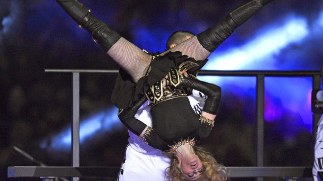 Diskussionen im American Football: Es funktioniert noch alles: Als Madonna sich auf der Bühne durch die Luft wirbeln lässt, wird nur der Kopf der Diva ein bisschen rot.