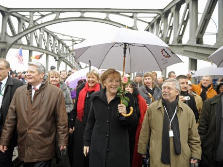 Joachim Gauk, Marianne Birthler, Angela Merkel, Wolf Biermann, ddp