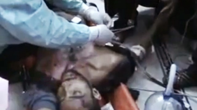 Ärzte ohne Grenzen über Syrien: Gefährliche Arbeit? Ärzte ohne Grenze zufolge schon. Ein Arzt versorgt einen Verwundeten im syrischen Homs.