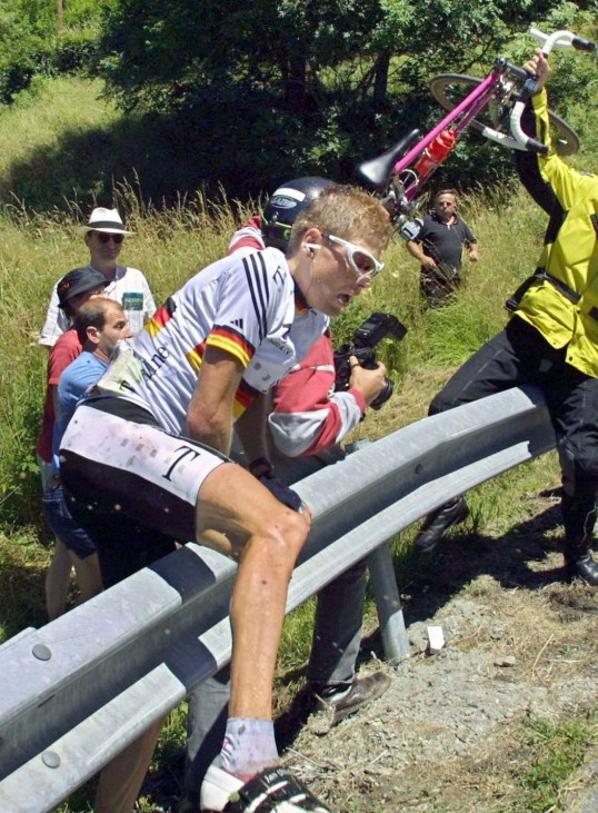 Radprofi Jan Ullrich beendet Karriere - Tour 2001 Sturz auf 13. Etappe