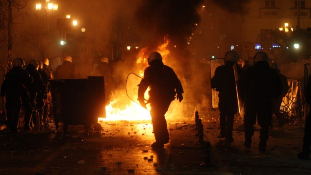 Schuldenkrise in Griechenland: Ausschreitungen in Athen: Mehrere Geschäfte und eine Bankfiliale stehen in Flammen, die Polizei geht mit Tränengas gegen die Demonstranten vor.