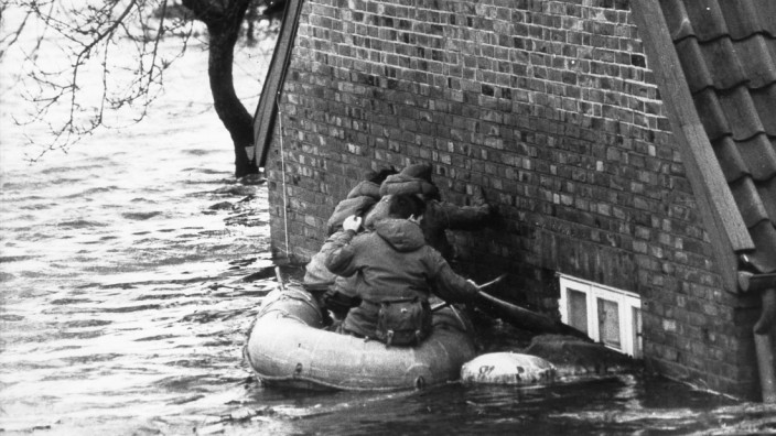Historie: Land unter: Rettungsmannschaften bergen 1962 vom Wasser eingeschlossene Bewohner in Hamburg.
