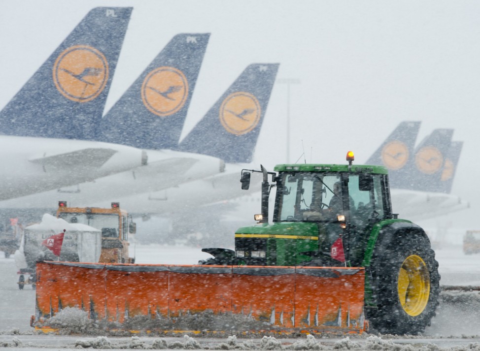 Schneeräumen am Flughafen München