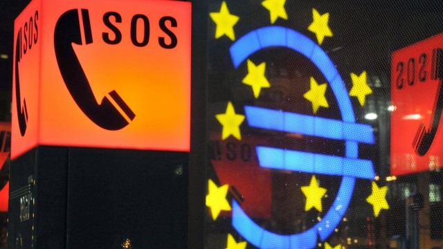 Euro-Zeichen und Notrufsäule