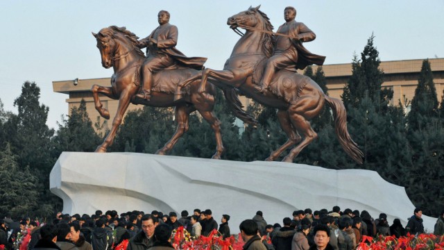 Bizarrer Personenkult: neues Reiterstandbild der toten Diktatoren Kim Jung Il und dessen Vater Kim Jong Sung