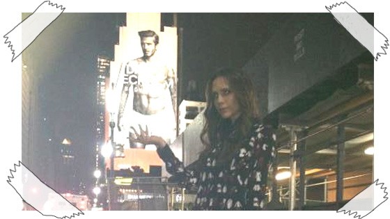 Victoria Beckham vor einem Plakat ihres Mannes in New York