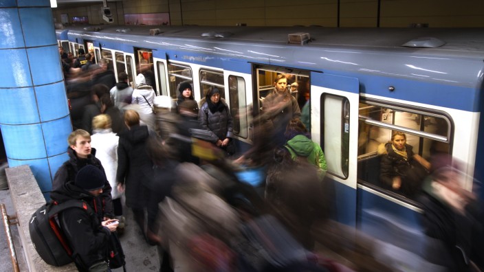 Die Deutschen und ihre Zeit: "Wo ist nur die Zeit geblieben?": Die Deutschen versuchen, mehr in ihren Tag zu packen als vor zehn Jahren - Gedränge vor einer U-Bahn in München.