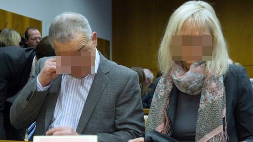 Amtsgericht Rosenheim: Der pensionierte Polizeibeamte Josef E. und seine Frau Aloisia sitzen im Gerichtssaal des Amtsgerichts Rosenheim auf der Anklagebank. Ihnen wird Widerstandes gegen Vollstreckungsbeamte vorgeworfen.