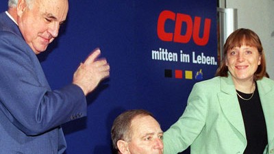 CDU-Spendenaffäre: Helmut Kohl, Wolfgang Schäuble und die damalige CDU-Generalsekretärin Angela Merkel während einer Pressekonferenz am 30. November 1999.