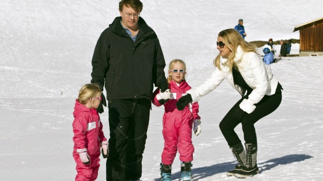 Dutch Prince Johan Friso poses with his wife Mabel and their daughters Countesses Zaria and Luana during a photocall at the Austrian alpine ski resort of Lech am Arlberg
