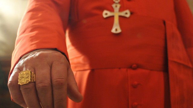 Stolzer Pupurträger: der neue italienische Kardinal Giuseppe Versaldi zeigt seinen Siegelring