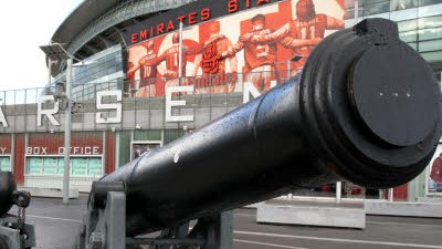 Fußball in England: Die "Gunners" (Kanoniere) stehen vor der Übernahme: Arsenal London geht bald in den Besitz eines US-Milliardärs über.