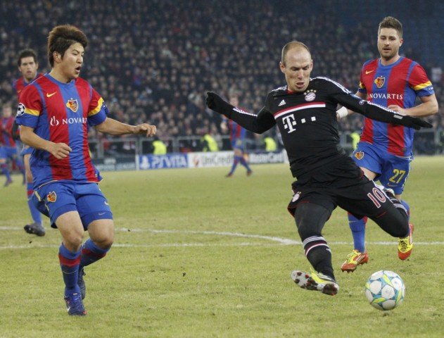 Bayern Munich's Robben tries to score as he fights with FC Basel's Joo-Ho during their Champions League last 16 first leg soccer match in Basel
