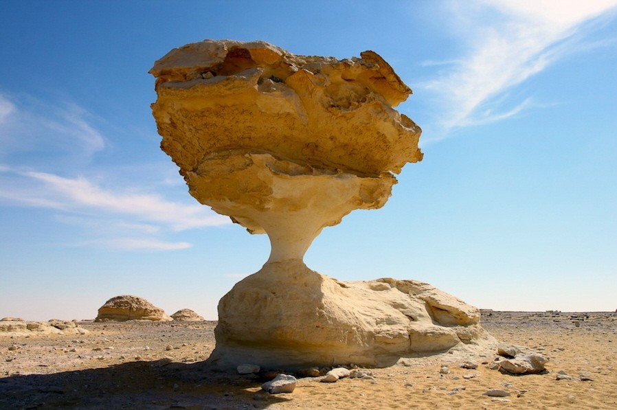 Felsformationen: die ungewöhnlichen balancierenden Felsen, entstanden durch Erosion und Verwitterung