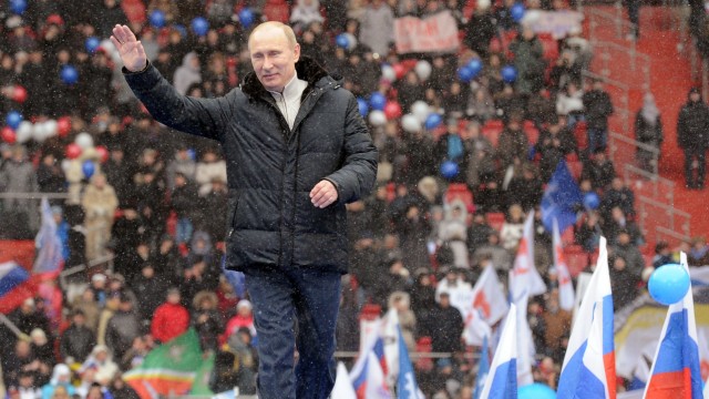Harte Bandagen gegen Kreml-kritische Medien: Alles eine Frage der Inszenierung: Wladimir Putin bei einer Veranstaltung im Moskauer Luschniki-Stadion. Mehr als 100.000 Anhänger hatten sich dort versammelt, um einer Rede des Premierministers und Präsidentschaftskandidaten beizuwohnen.