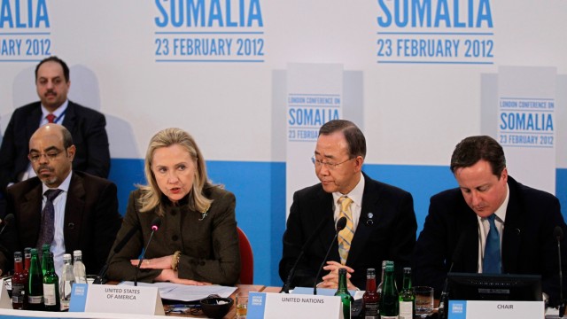 Konferenz in London: Auf der Suche nach einer Lösung für Somalia: Bei der Londoner Somalia-Konferenz beraten der äthiopische Premierminister Meles Zenawi (von links), US-Außenministerin Hillary Clinton, UN-Generalsekretär Ban Ki Moon, und der britische Premierminister David Cameron über die Zukunft des gebeutelten Landes.
