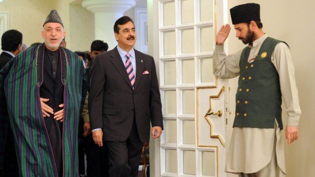Politik kompakt: Gemeinsam für den Frieden: Afghanistans Präsident Hamid Karzai (l.) mit Pakistans Regierungschef Jusuf Raza Gilani (2. v.l.), der die Taliban aufgefordert hat, sich am inter-afghanischen Friedensprozess zu beteiligen.