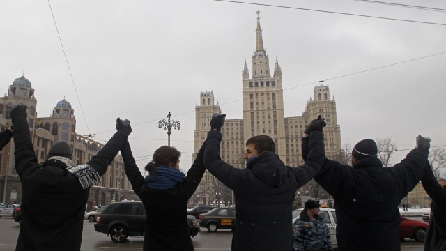 Politik kompakt: Die Menschenkette gegen Putin sollte 16 Kilometer lang sein - Tausende Demonstranten hielten sich dazu an den Händen und forderten ein Russland ohne Putin.
