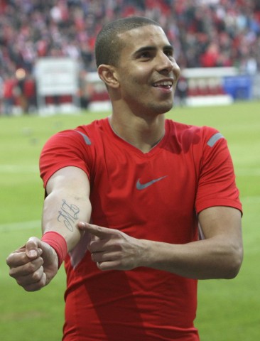 Mainz's Zidan shows his tattoo after their German Bundesliga soccer match against Kaiserslautern in Mainz