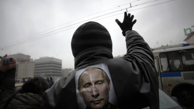 Angebliche Attentatspläne vor Russlandwahl: Ein Putin-Gegner bei einer Demonstration am Sonntag in Moskau - auf den Präsidentschaftskandidaten Putin soll ein Attentat verhindert worden sein.