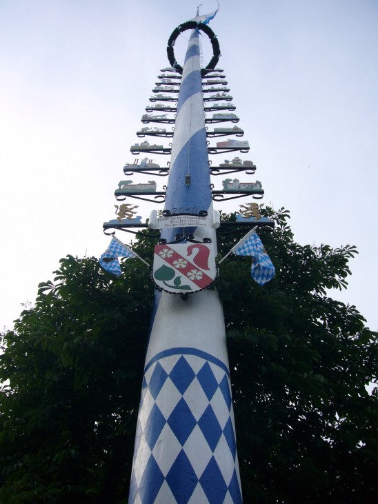 Höchster Maibaum der Welt in Eiching-Finsterloh