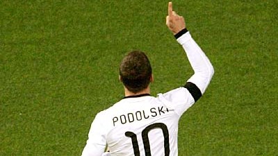 Deutschland - Elfenbeinküste: Lukas Podolski bejubelt seinen Treffer nicht mit der Faust, sondern nur mit dem Zeigefinger.