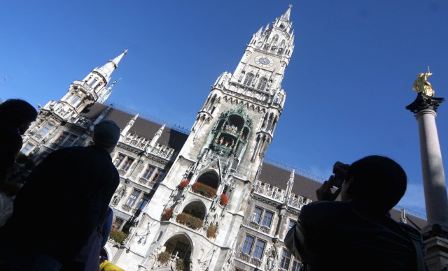 Glockenspiel im Muenchner Rathausturm geht seit Renovierung falsch