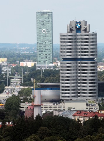BMW Hochhaus und O2 Turm in München, 2011