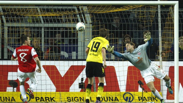Borussia Dortmund's Blaszczykowski scores a goal against Mainz 05 during the German first division Bundesliga soccer match in Dortmund