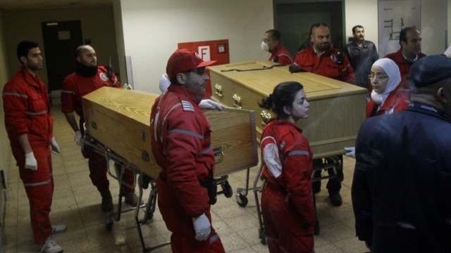 Anhaltende Gewalt in Syrien: Die Särge von Fotojournalist Remi Ochlik und Kriegsreporterin Marie Colvin verlassen am dritten März ein Krankenhaus in Damaskus. Nun sind sie in Paris gelandet.