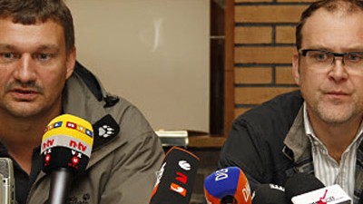 Nach dem Tod von Robert Enke: Jörg Schmadtke, Teammanager von  Hannover 96 (rechts), und Polizeisprecher Stefan Wittke während der Pressekonferenz nach dem Tod von Robert Enke.