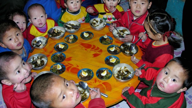 Nothilfe für Nordkorea: Nordkoreanische Kinder beim Mittagessen, unterstützt durch Reisspenden des Welternährungsprogramms der Vereinten Nationen.