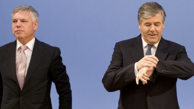 Zeitung: Deutsche Bank will zwei Vorstaende ihrer Aemter entheben