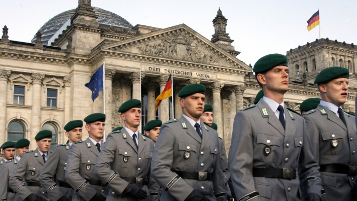 Bundeswehr-Rekruten beim Gelöbnis vor dem Reichstag