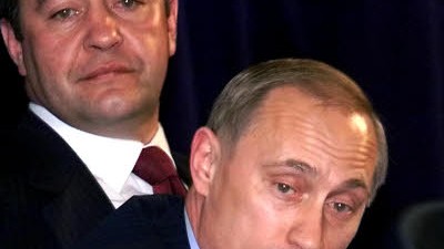 Russland: Putin und Medwedjew: Michail Lesin (links) war Putins wichtigster Medienlenker. Präsident Medwedjew hat ihn gefeuert - angeblich wegen krummer Geschäfte.