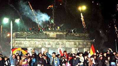 50 Jahre Studentenleben: Der 1989er-Student aus dem Westen ging nach Berlin: Sylvester auf der Mauer vor dem Brandenburger Tor.